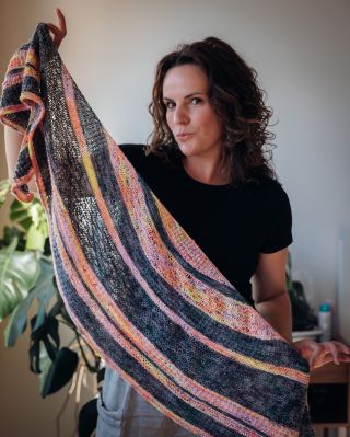 Chtěli byste si uplést šátek Jarní soumrak z knihy Radost v každém oku? Tady máte pár možných kombinací pro inspiraci! 😉🤩...