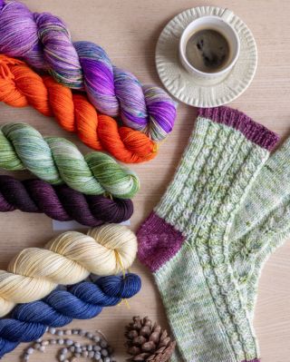 Ručně barvené ponožkové DK sety od @zufibres jsou znovu skladem! 🤩 Na e-shopu najdete hned tři odstíny, Suzanne, Betty a...