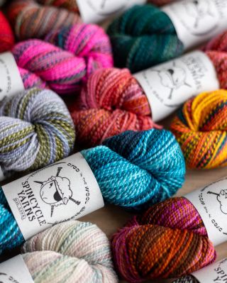 Vánoce letos dorazily dřív! Pokud odebíráte náš newsletter, tak už to víte, ale na e-shopu přistála nová várka přízí Dyed...